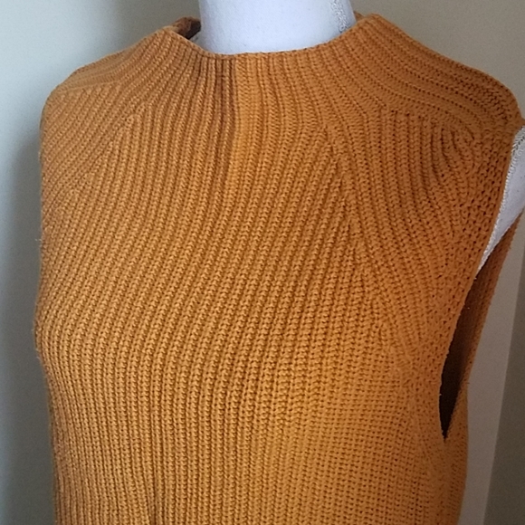 Artisan NY Ribbed Sleeveless Sweater - Picture 2 of 5